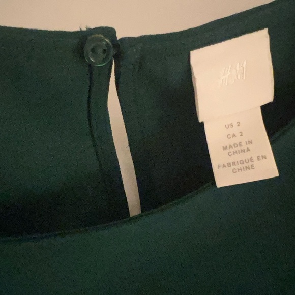 Elegant Green Dress with Lace Sleeves - Picture 4 of 4